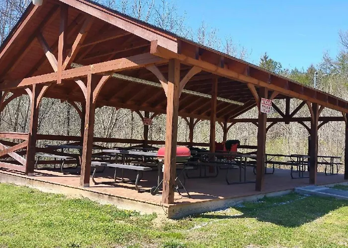 Beautiful 2 Bed Cabin With Hot Tub And Resort Pool