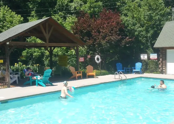 Beautiful 2 Bed Cabin With Hot Tub And Resort Pool