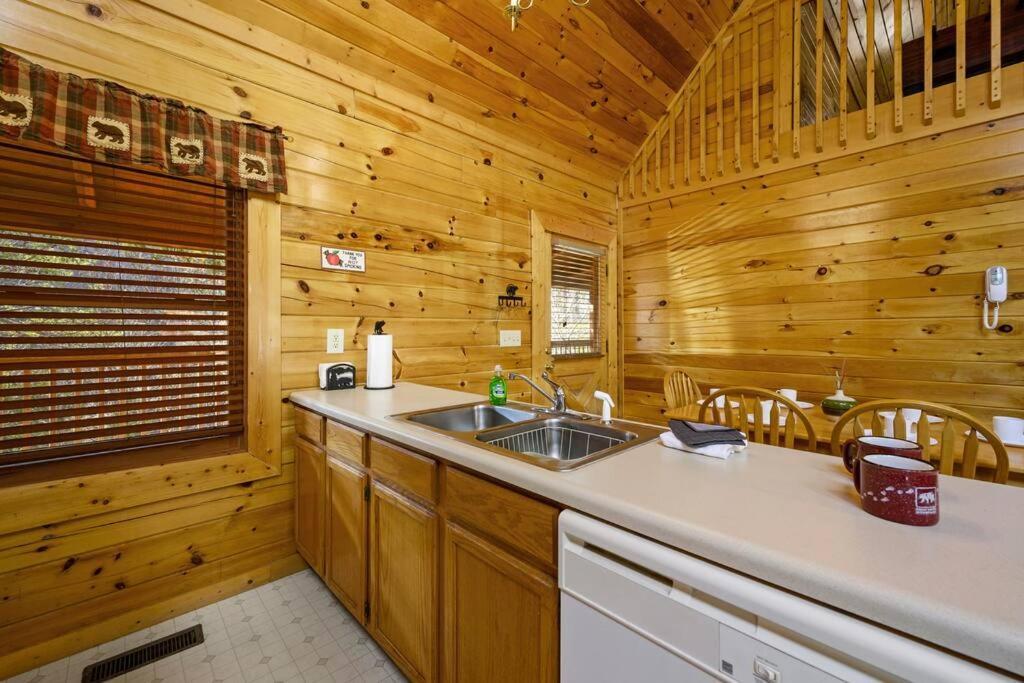 Beautiful 2 Bed With Hot Tub And Pool Hébergement de vacances Sevierville