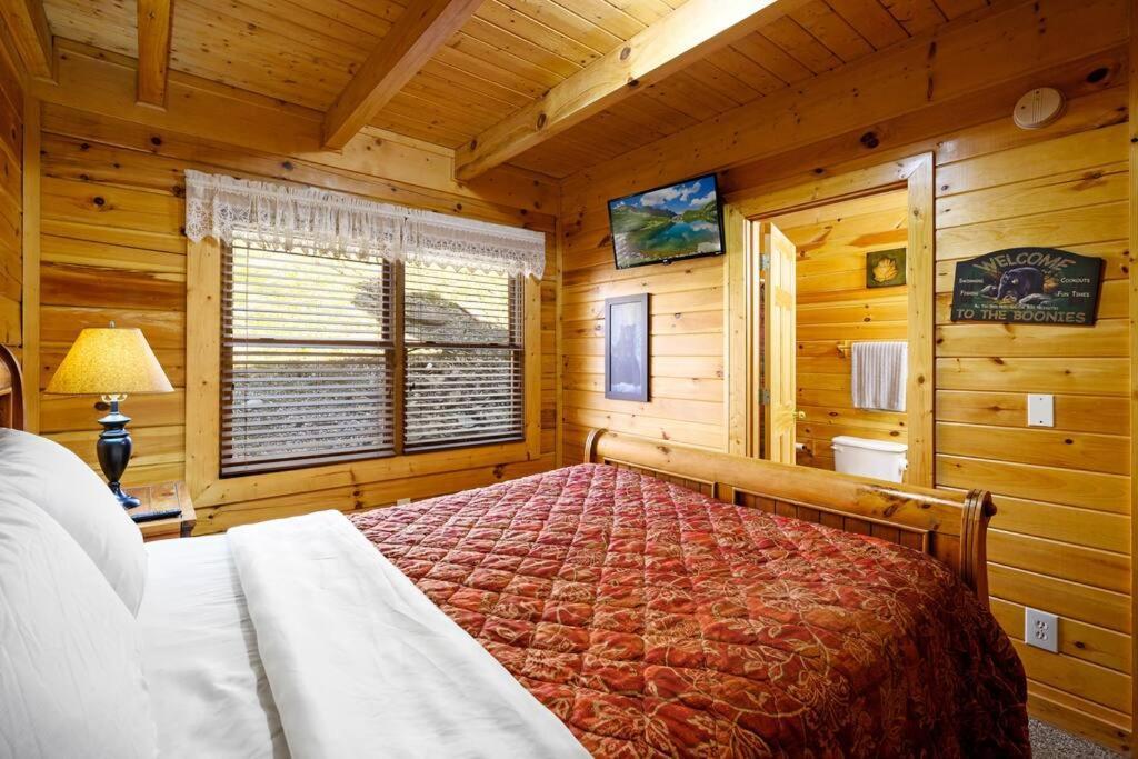 Beautiful 2 Bed With Hot Tub And Pool Sevierville