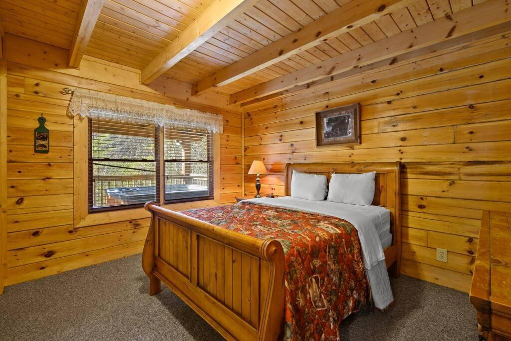 Beautiful 2 Bed With Hot Tub And Pool * Sevierville