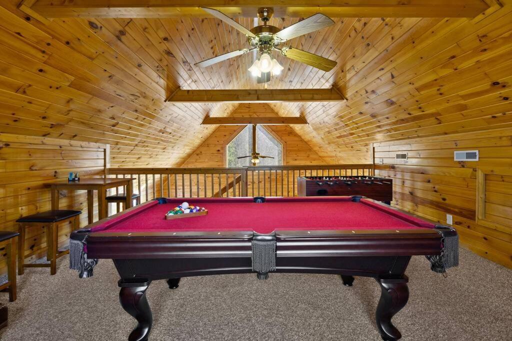 Beautiful 2 Bed With Hot Tub And Pool * Sevierville