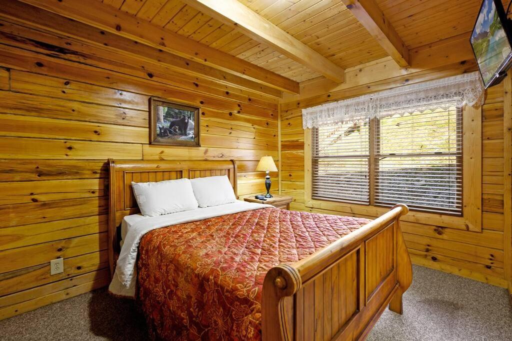 Beautiful 2 Bed With Hot Tub And Pool * Sevierville