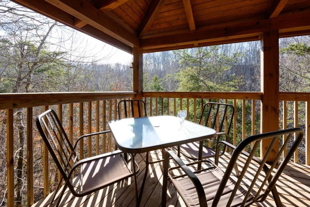Beautiful 2 Bed With Hot Tub And Pool * Sevierville