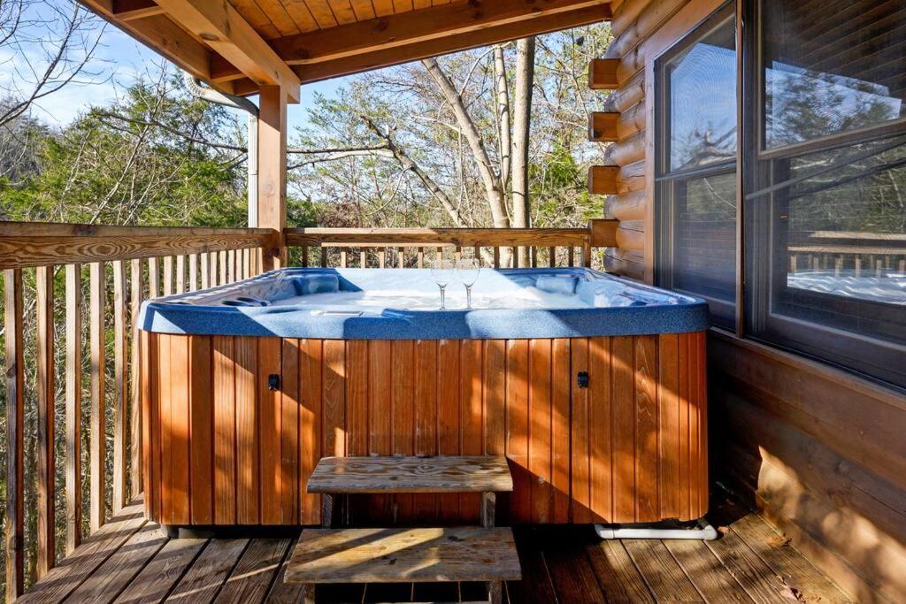 Beautiful 2 Bed With Hot Tub And Pool