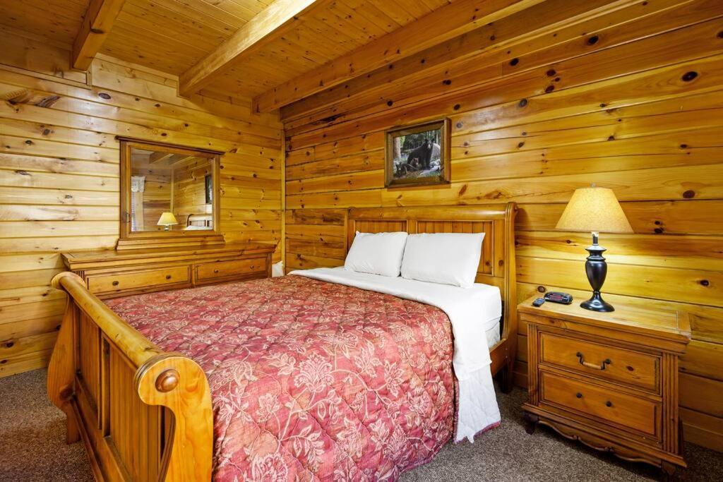 Beautiful 2 Bed With Hot Tub And Pool * Sevierville