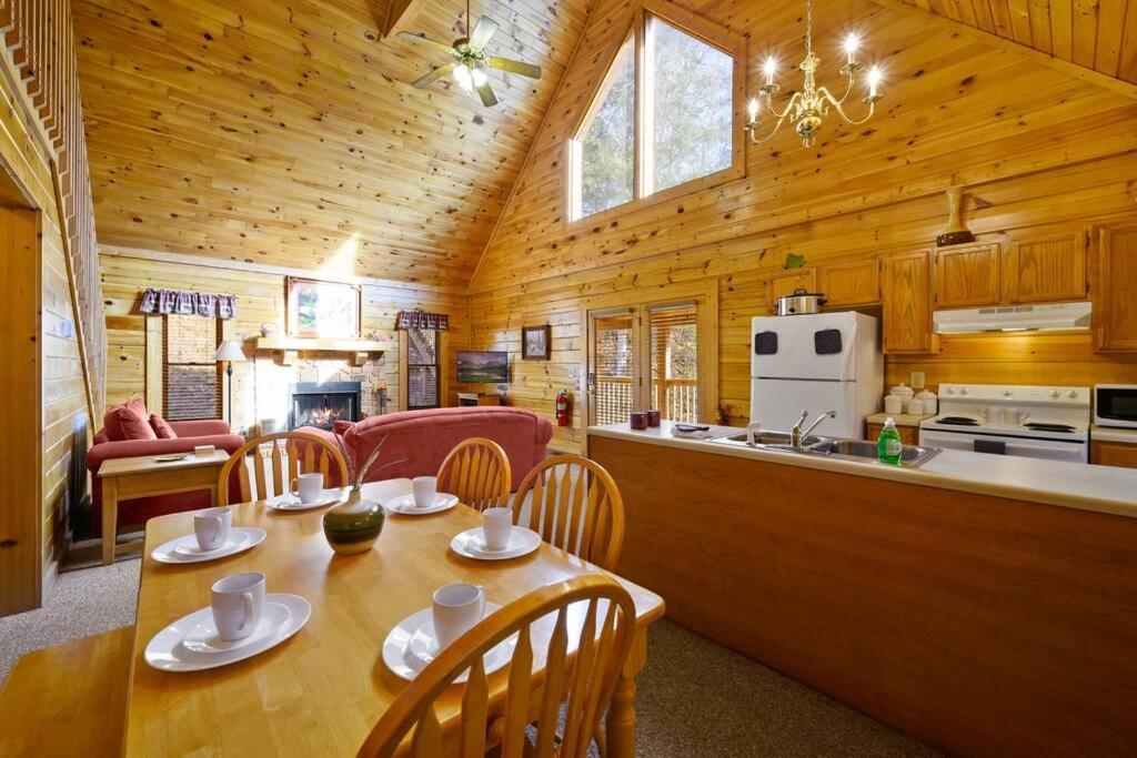 Beautiful 2 Bed With Hot Tub And Pool Sevierville